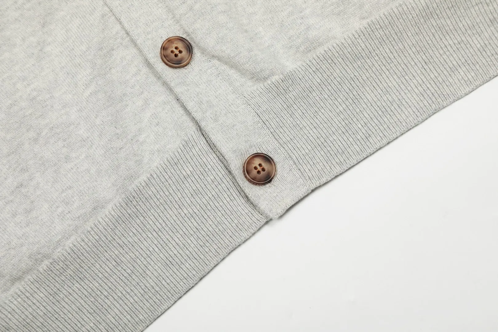 P250 Top quality" Style number: DS813# (not off the shelves all year round) [Ralph Lauren V-neck solid color pony embroidered logo jersey basic cardigan] ✅Ralph Lauren Ralph Lauren classic basic versatile knitted cardigan jacket for men and women couples ✅Main supplier platform live broadcast Wholesale entity Replenish when out of stock Not off the shelf ✅ZP quality 1:1 version Scan the code to enter the GF website Counter quality ✅Detailed quality is the only one in Guangzhou Imported quality cotton yarn, focusing on high-end, cost-effective, good quality needless to say. ✅Restore the original version. The maximum size can be worn up to 180 pounds. Loose, comfortable and stress-free. ✅The upper body is simple and easy to match. A must-have item for ootd. Good-looking clothes are never picky. A must-have for couples of the same style. Size: S-XL. Color: black, off-white, gray, navy.